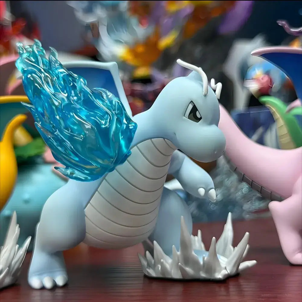 Figurine dracolosse pokemon légère bleu clair avec ailes turquoise translucides et pointes blanches aux pieds