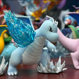 Figurine dracolosse pokemon légère bleu clair avec ailes turquoise translucides et pointes blanches aux pieds