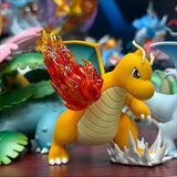 Figurine dracolosse pokemon jaune avec queue de flammes rouge translucide et griffes blanches en résine