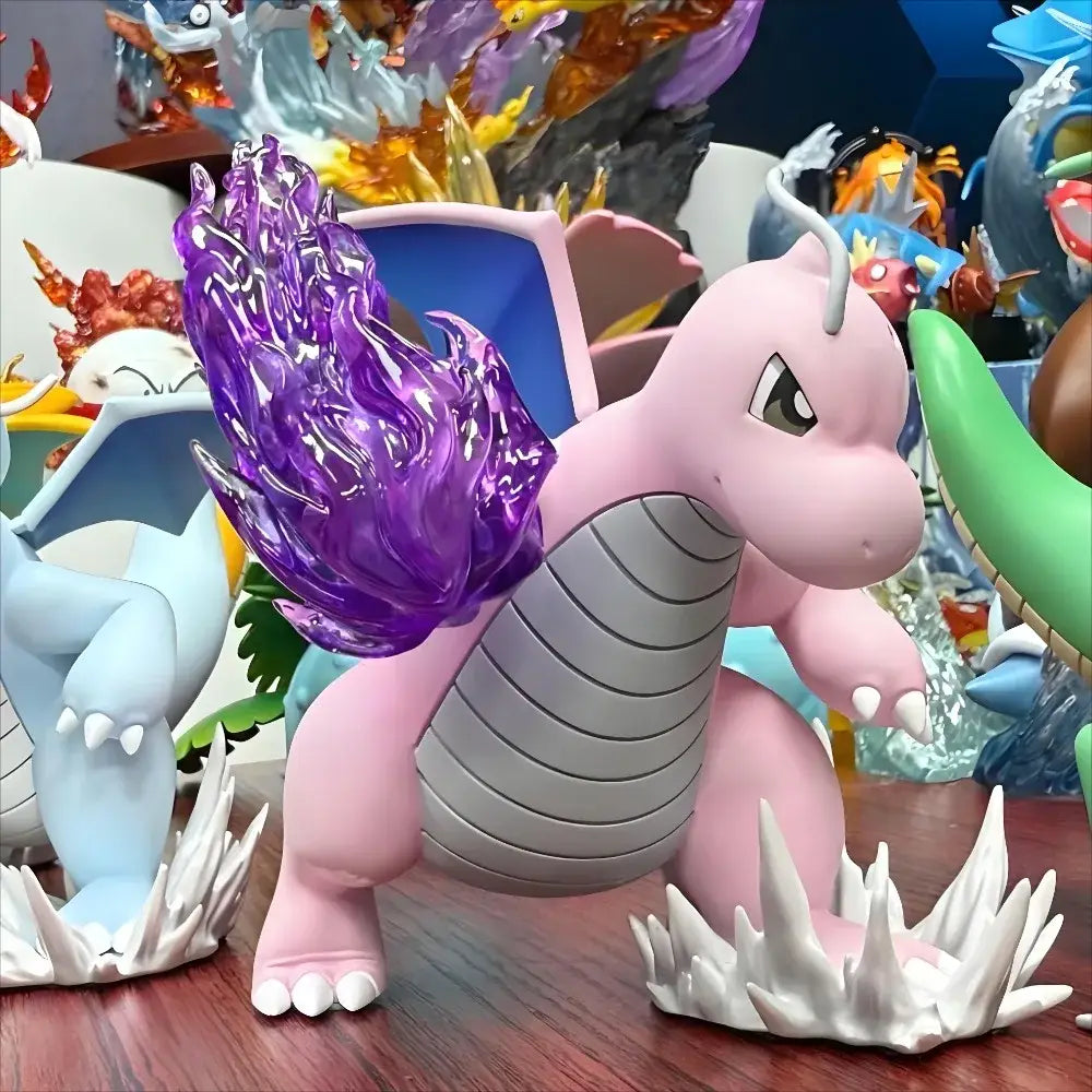 Figurine dracolosse pokemon rose et grise avec ailes en flammes translucides violettes en résine