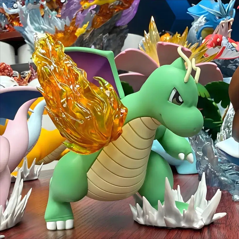 Figurine dracolosse pokemon verte avec ailes de flamme orange translucide et base cristalline blanche