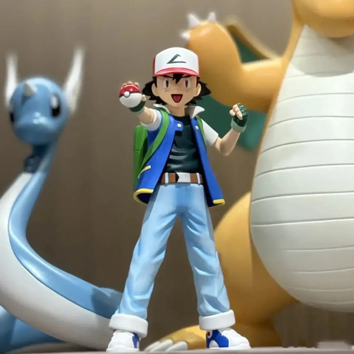 Figurine anime pokémon sacha 13cm en plastique avec détails soignés tenue bleue et casquette rouge et blanche