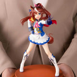 Figurine anime tokai teio d’une fille anime joyeuse aux longs cheveux bruns en tenue bleue blanche avec capelet rouge