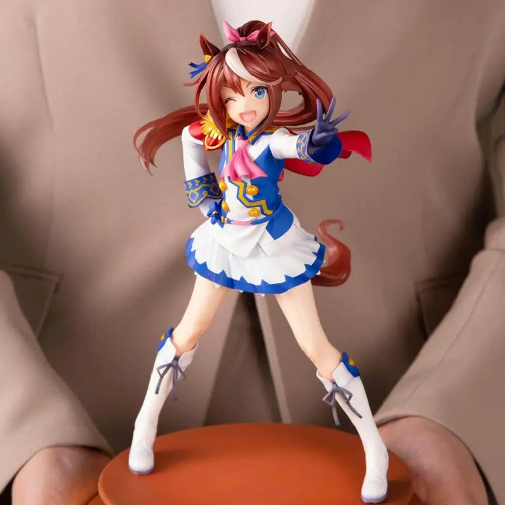 Figurine anime tokai teio d’une fille anime joyeuse aux longs cheveux bruns en tenue bleue blanche avec capelet rouge
