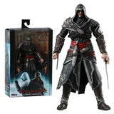 Figurine articulée assassin’s creed ezio en armure noire et argent avec écharpe rouge, détails métalliques et doubles lames