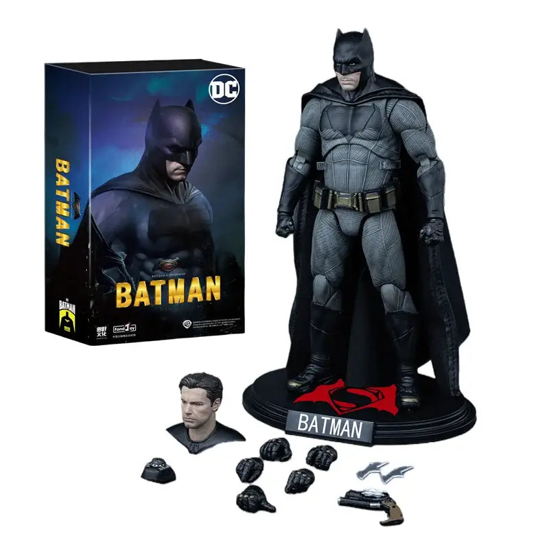 Figurine articulée batman dc en noir et gris avec armure sculptée détaillée cape et multiples points darticulation