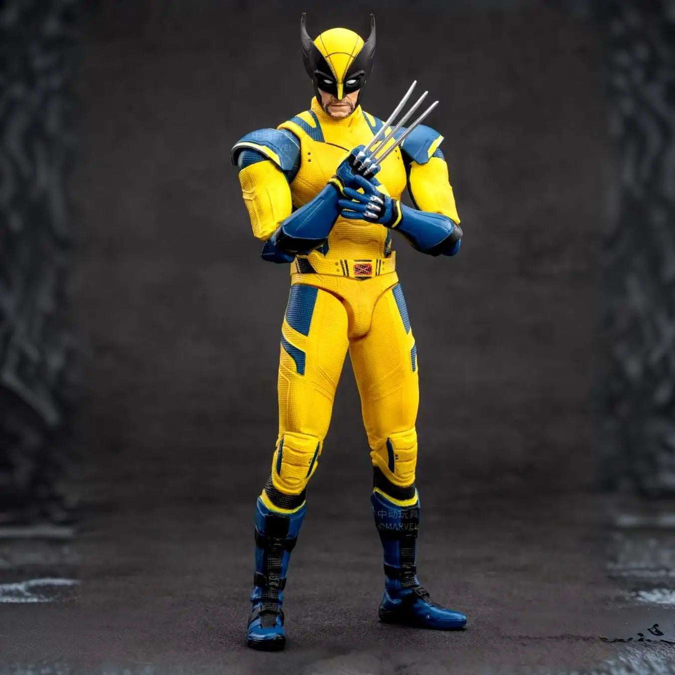 Figurine articulée wolverine jaune et bleu avec griffes métalliques pour affrontements épiques et figurines articulées deadpool