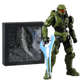 Figurine articulée halo master chief en armure mjolnir verte avec épée énergétique bleue en pose dynamique près de son emballage noir
