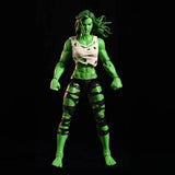 Figurine articulée miss hulk verte avec jambes entièrement articulés en position dynamique et vêtements déchirés