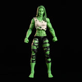 Figurine articulée miss hulk avec peau verte, top blanc déchiré, pantalon noir déchiré et jambes entièrement articulés