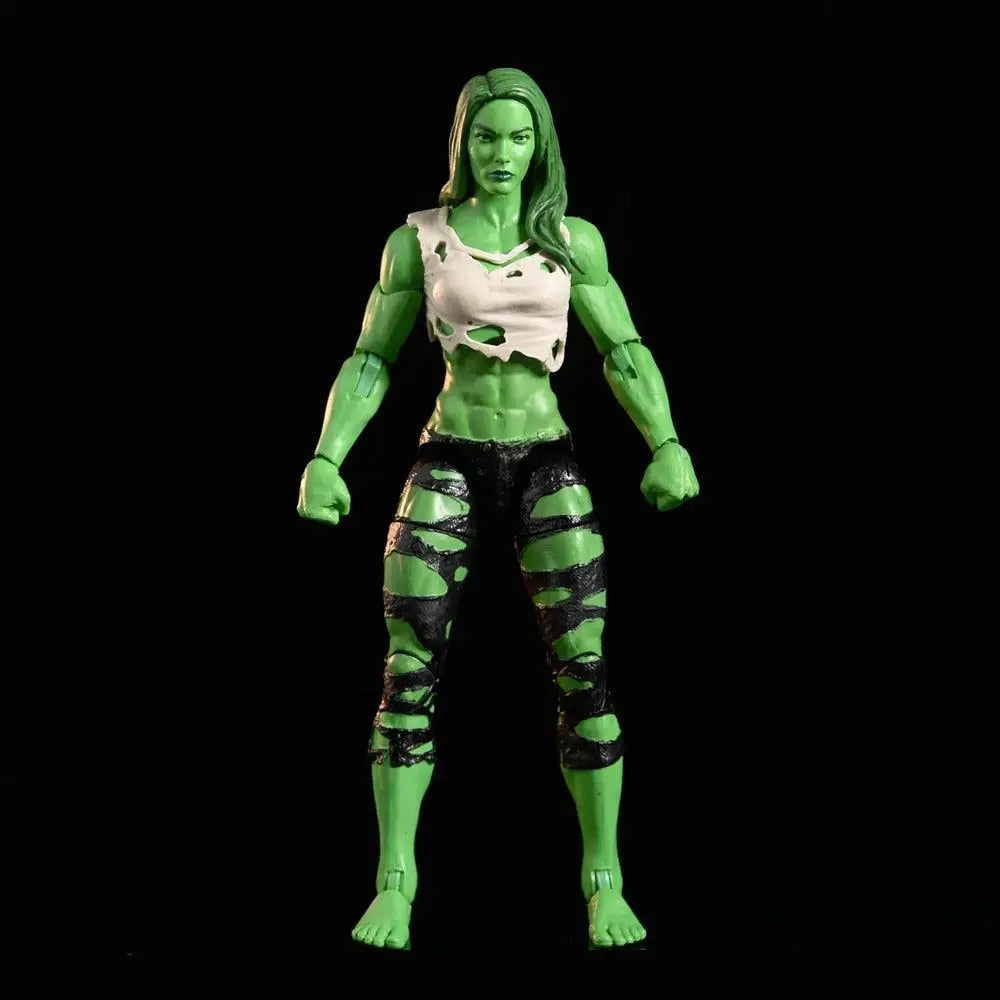 Figurine articulée miss hulk avec peau verte, top blanc déchiré, pantalon noir déchiré et jambes entièrement articulés