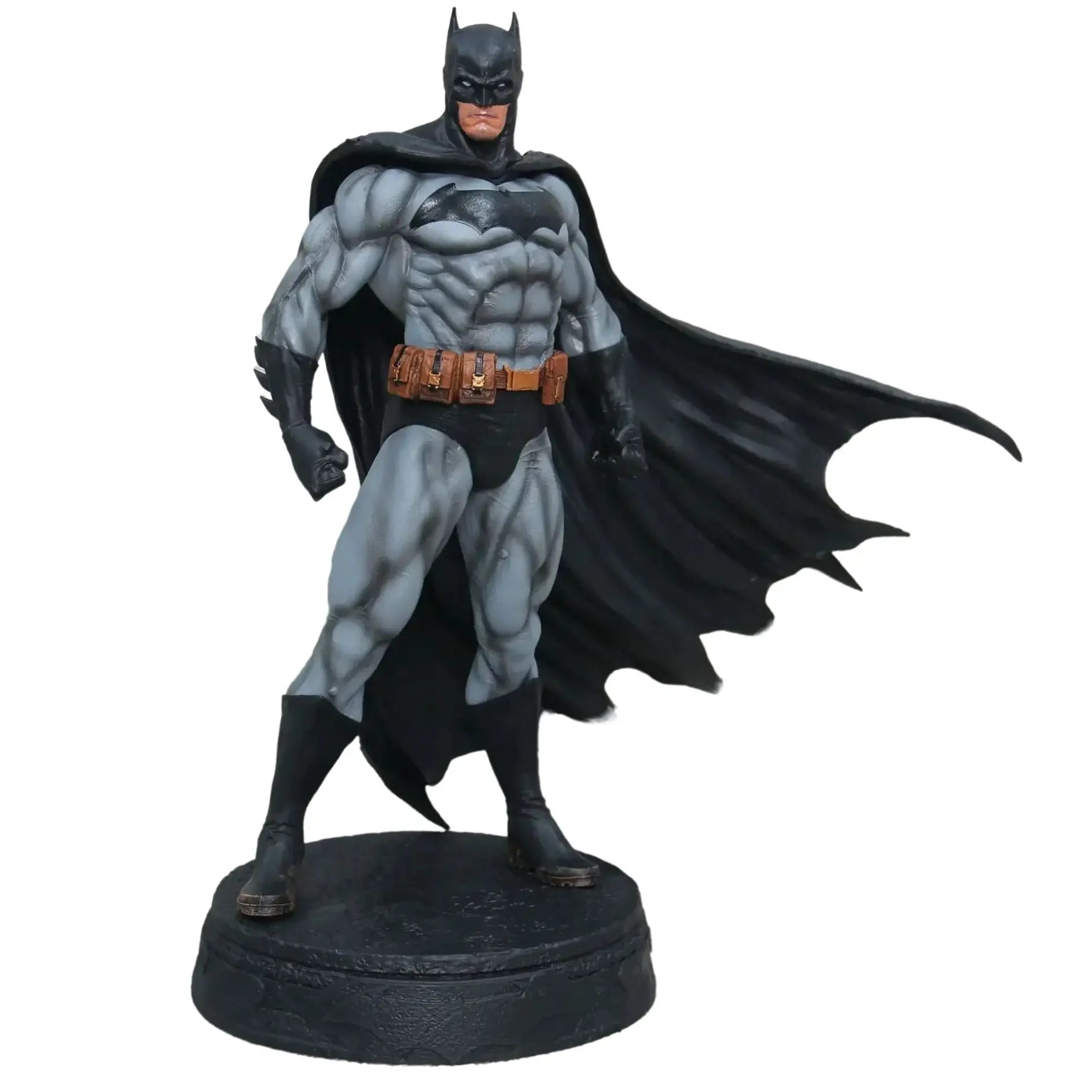 Figurine batman dark knight noire et grise avec musculature détaillée cape flottante sur socle circulaire réplique grandeur nature