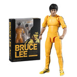 Figurine bruce lee articulée en combinaison jaune avec rayures noires dans une pose dynamique jeu de la mort