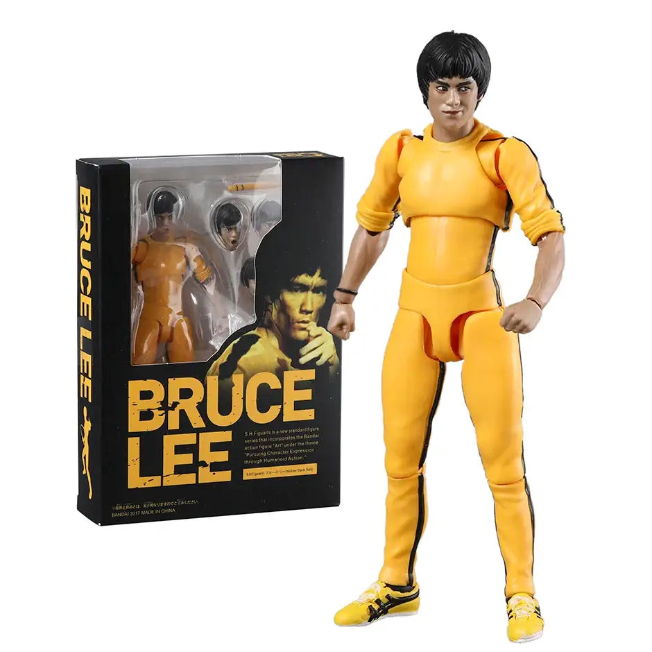 Figurine bruce lee articulée en combinaison jaune avec rayures noires dans une pose dynamique jeu de la mort