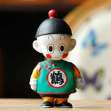 Figurine chaozu dragon ball z avec chapeau noir et rouge, visage blanc, et tenue verte orange, guerrier aux pouvoirs psychiques