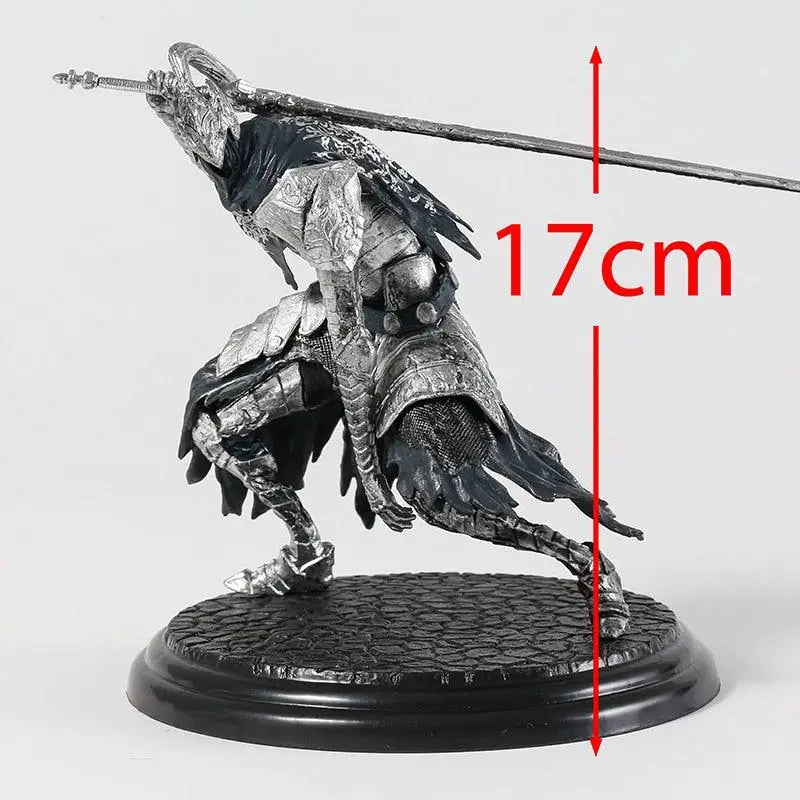 Figurine dark souls artorias l’abysswalker en armure argentée et noire détaillée, posée dynamiquement avec une lance longue