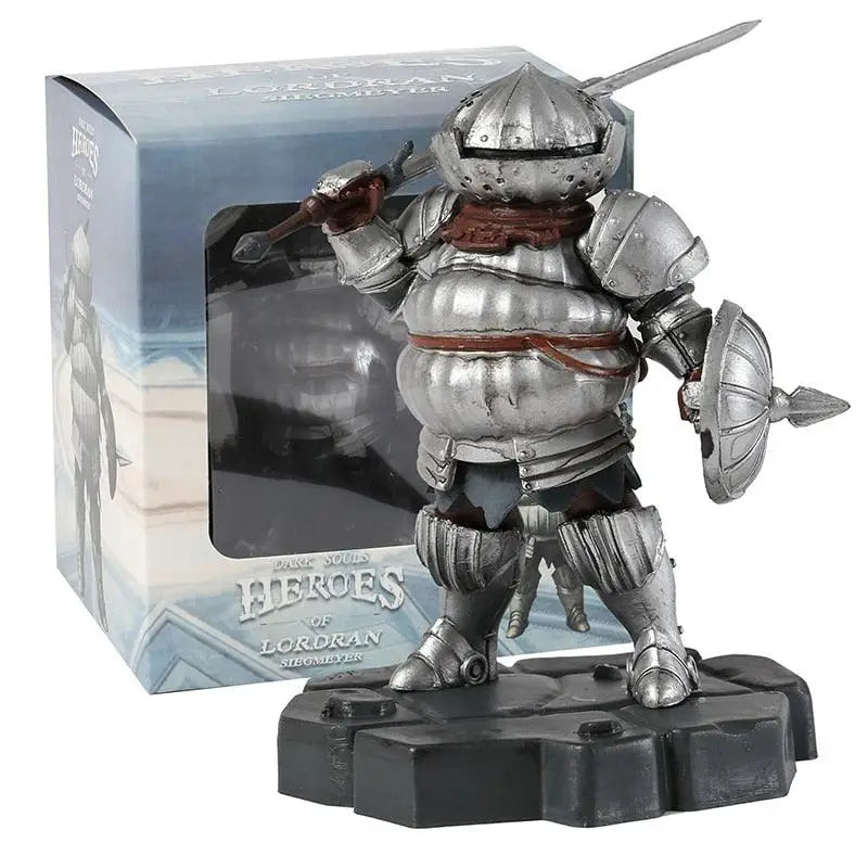 Figurine dark souls siegmeyer en armure argentée avec accents rouges sur socle noir, détail soigné et finition plaquée argent