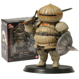 Figurine dark souls siegmeyer en armure segmentée couleur tan avec casque à pointes et bouclier, vue avant