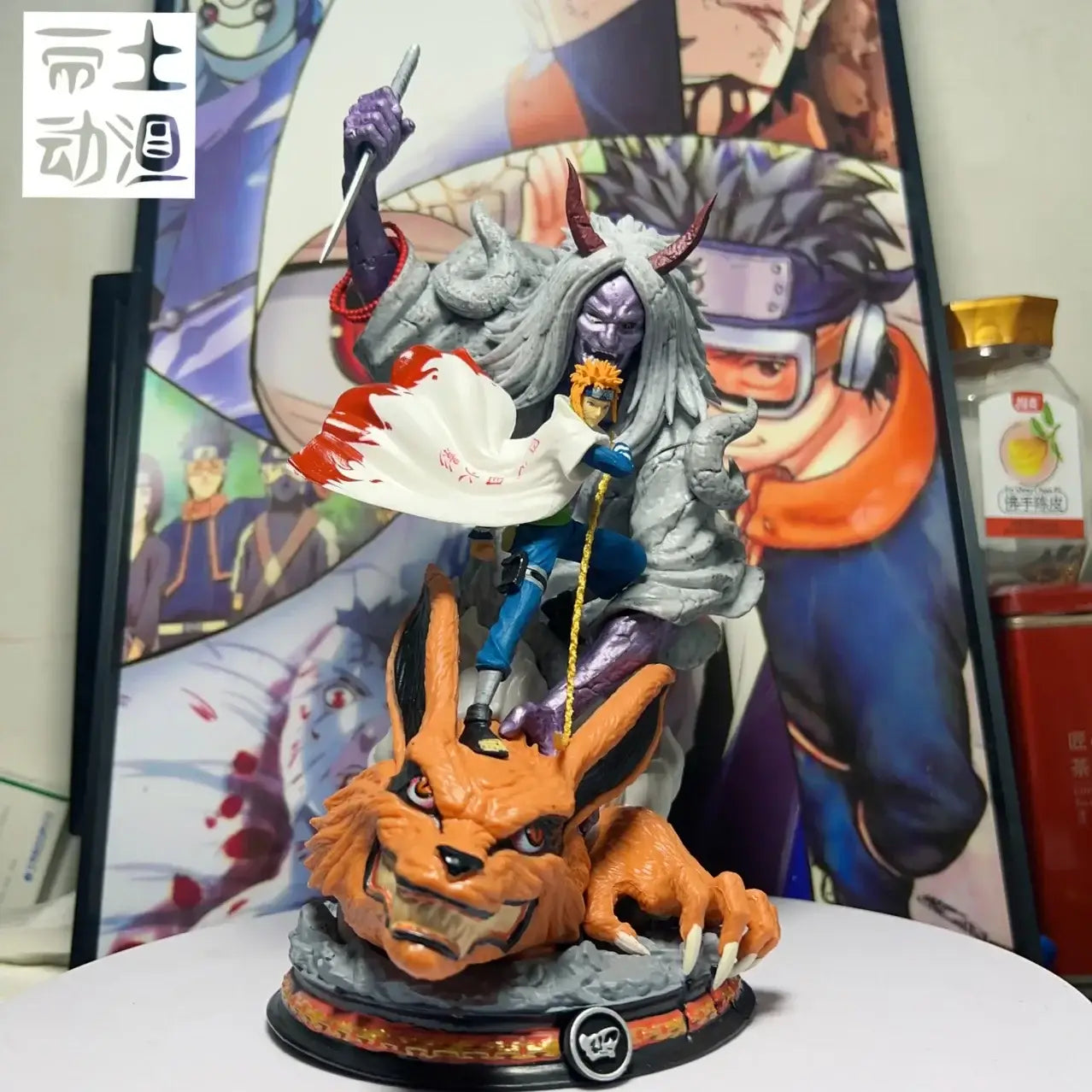 Figurine naruto namikaze en résine représentant namikaze minato 28cm avec peau violette et renard orange détaillé