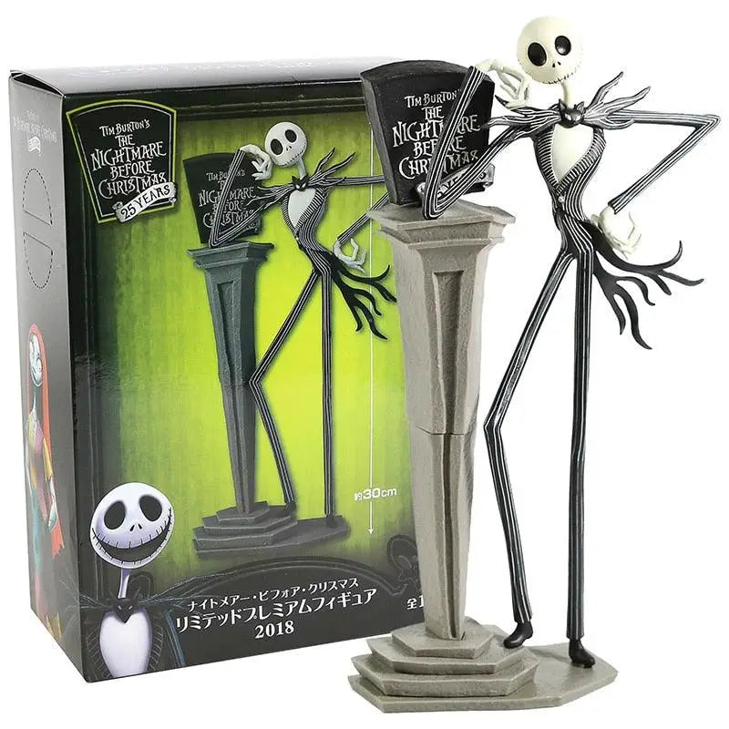 Figurine décorative l’Étrange noël de monsieur jack en noir et blanc posée sur un socle gris avec bras levés style jack charge