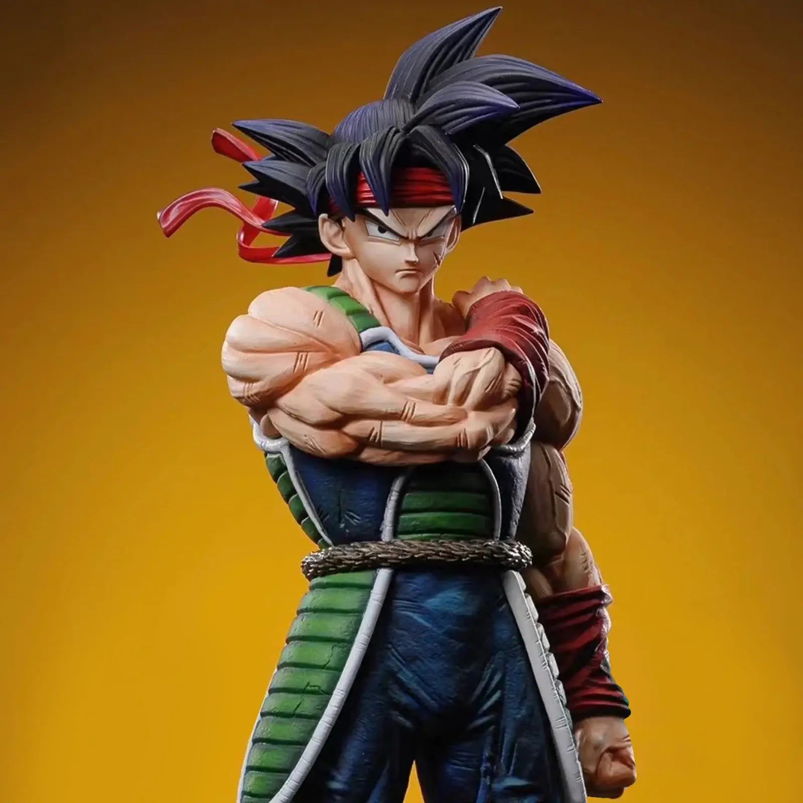 Figurine dragon ball z bardock 24cm avec armure verte et bleue, cheveux noirs en pics et bande rouge, musculature détaillée