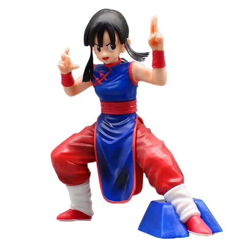 Détaillé figurine dragon ball chichi en plastique en pose darts martiaux avec tenue bleue et rouge traditionnelle