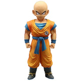 Figurine krilin dragon ball z en tenue darts martiaux orange et bleue avec embleme blanc circulaire sur la poitrine