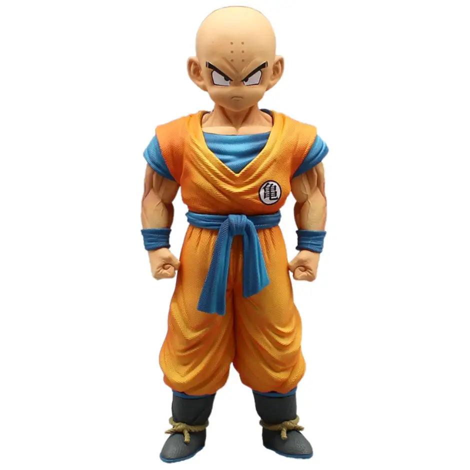 Figurine krilin dragon ball z en tenue darts martiaux orange et bleue avec embleme blanc circulaire sur la poitrine