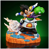 Figurine dragon ball z vegeta vs guldo 21cm en résine détaillée avec vegeta en armure saiyan action sur base rocheuse orange