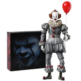 Figurine clown silver et rouge avec costume détaillé tenant un ballon rouge cadeau parfait pour films d’horreur
