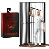 Figurine hannibal lecter en plastique blanc de 21cm portant une tenue blanche sanglante dans une cellule de prison