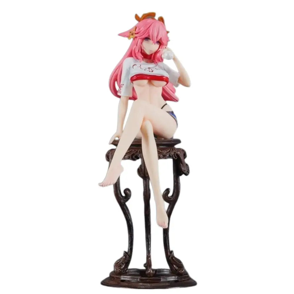 Figurine genshin impact yae miko aux cheveux roses et cornes orange en pose élégante sur socle marron sculpté