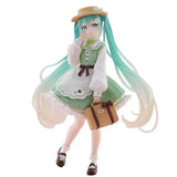 Figurine hatsune miku mode hatsune miku en robe vert menthe et blanche avec noeud marron tenant un panier en paille