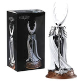 Figurine hollow knight silksong blanche et argent avec cape longue et épée détaillée en résine