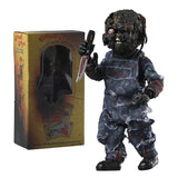 Figurine horreur chucky en overalls en jean bleu déchirés avec peau brûlée, cheveux emmêlés, œil rouge lumineux et couteau ensanglanté