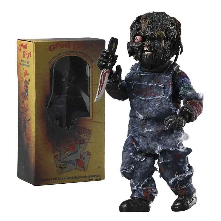 Figurine horreur chucky en overalls en jean bleu déchirés avec peau brûlée, cheveux emmêlés, œil rouge lumineux et couteau ensanglanté