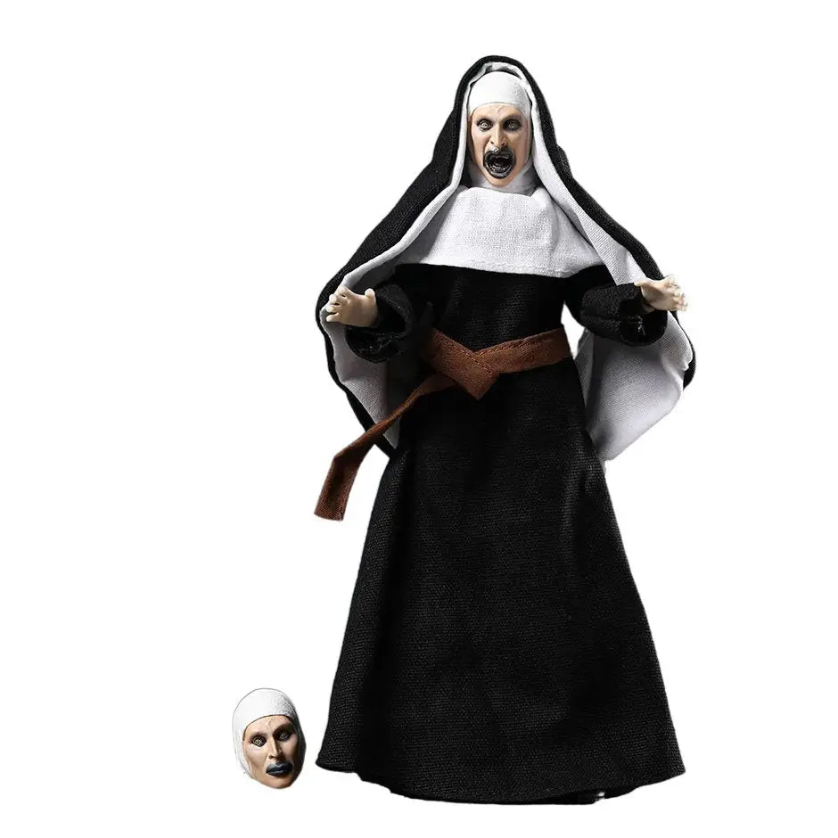 Figurine horreur la nonne the conjuring en noir et blanc avec ceinture marron et regard perçant capture l’essence glaçante