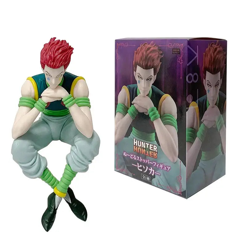 Figurine hunter x hunter hisoka morow en plastique détaillé avec cheveux rouges et tenue verte et noire aux accents jaunes
