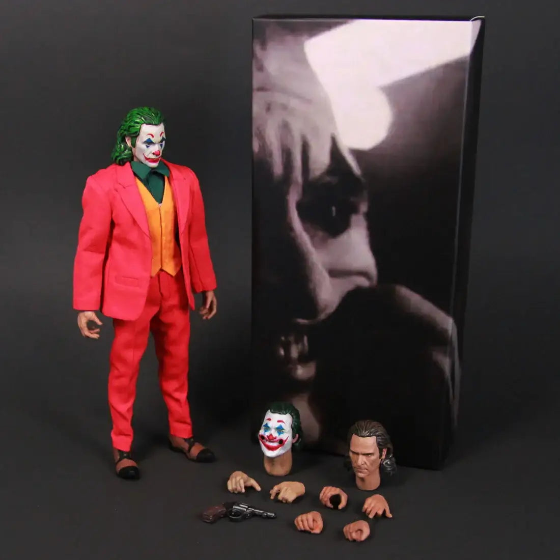 Figurine joker joaquin en costume rouge avec cheveux verts et têtes et mains interchangeables pour capturer l’intensité