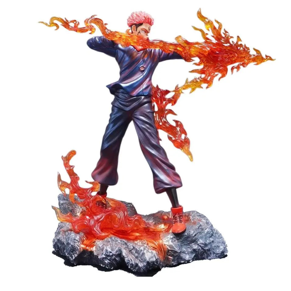 Figurine jujutsu kaisen ryomen sukuna avec cheveux roses en pose dynamique vêtue d’un costume bleu et violet entourée de flammes oranges et jaunes