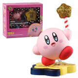 Figurine kirby 30ème anniversaire édition rose avec pieds rouges tenant une étoile dorée pailletée sur bâton rayé