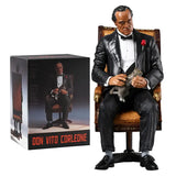 Figurine le parrain vito corleone en costume tuxedo noir texturé assis sur chaise ornée tenant chat gris