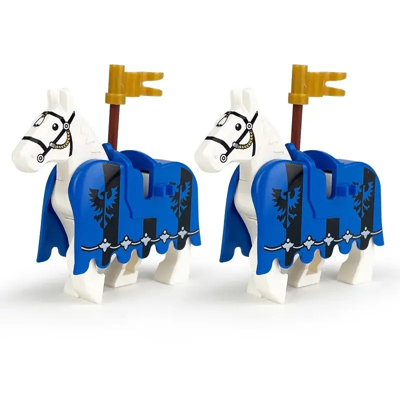 Figurine lego cheval médiéval blanc avec cape héraldique bleue et noire ornée d’un aigle sur deux chevaux lego cheval