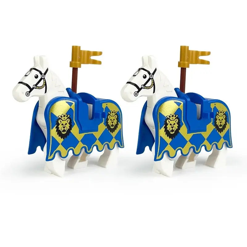 Figurine lego cheval médiéval avec deux chevaux blancs portant des capes bleues et jaunes à lion et drapeaux dorés