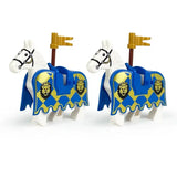 Figurine lego cheval médiéval avec deux chevaux blancs portant des capes bleues et jaunes à lion et drapeaux dorés