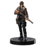 Figurine leon kennedy résident evil avec veste en cuir marron col en fourrure, pantalon tactique noir et fusil en bois