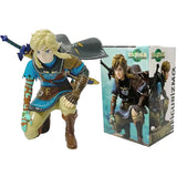 Figurine link zelda totk en armure bleue et marron posée à genoux avec épée sur l’épaule saga zelda totk