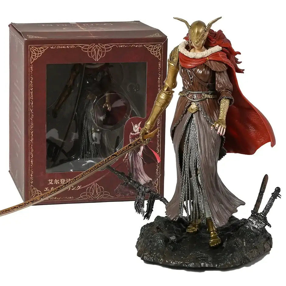 Figurine malenia elden ring dorée avec cape rouge et armure en chaîne détaille posée sur socle rocheux à côté de sa boîte