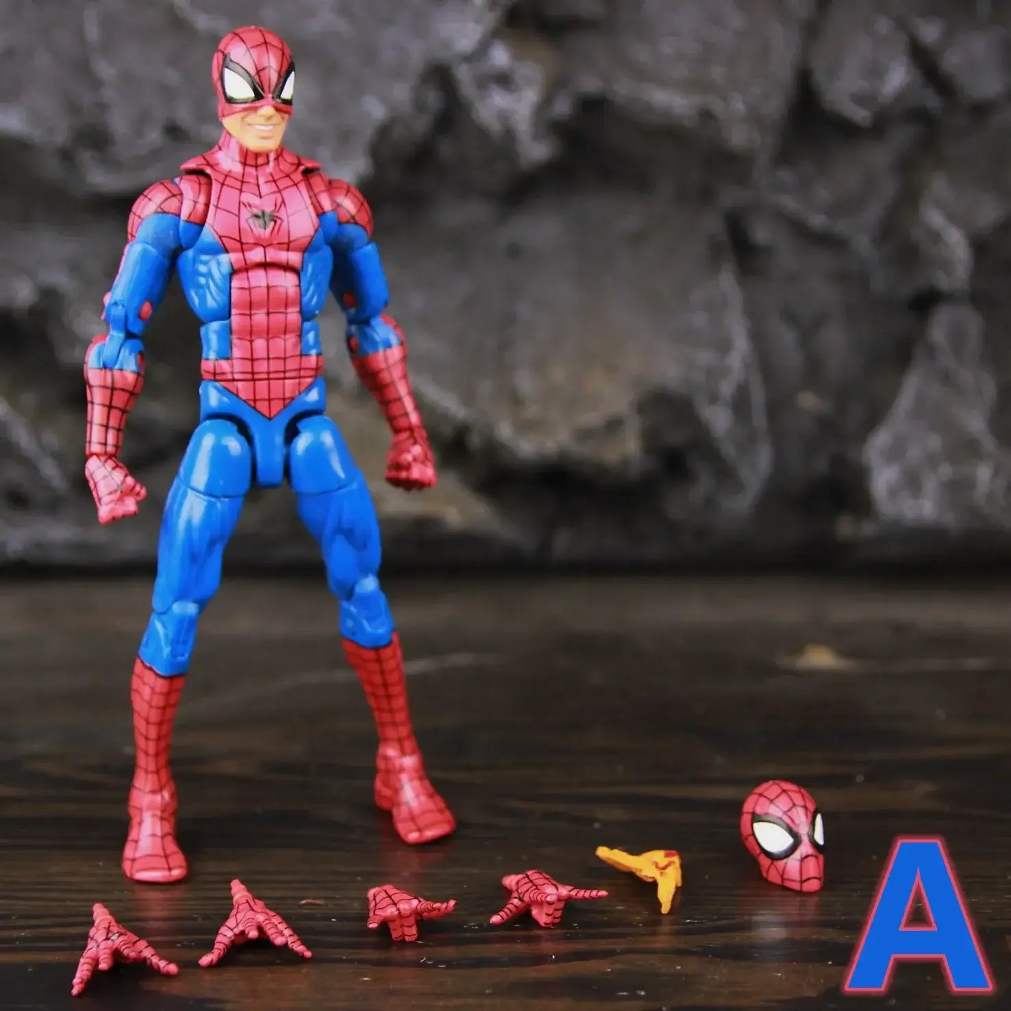 Figurine articulée marvel classic spider man rouge et bleu avec mains interchangeables et tête supplémentaire