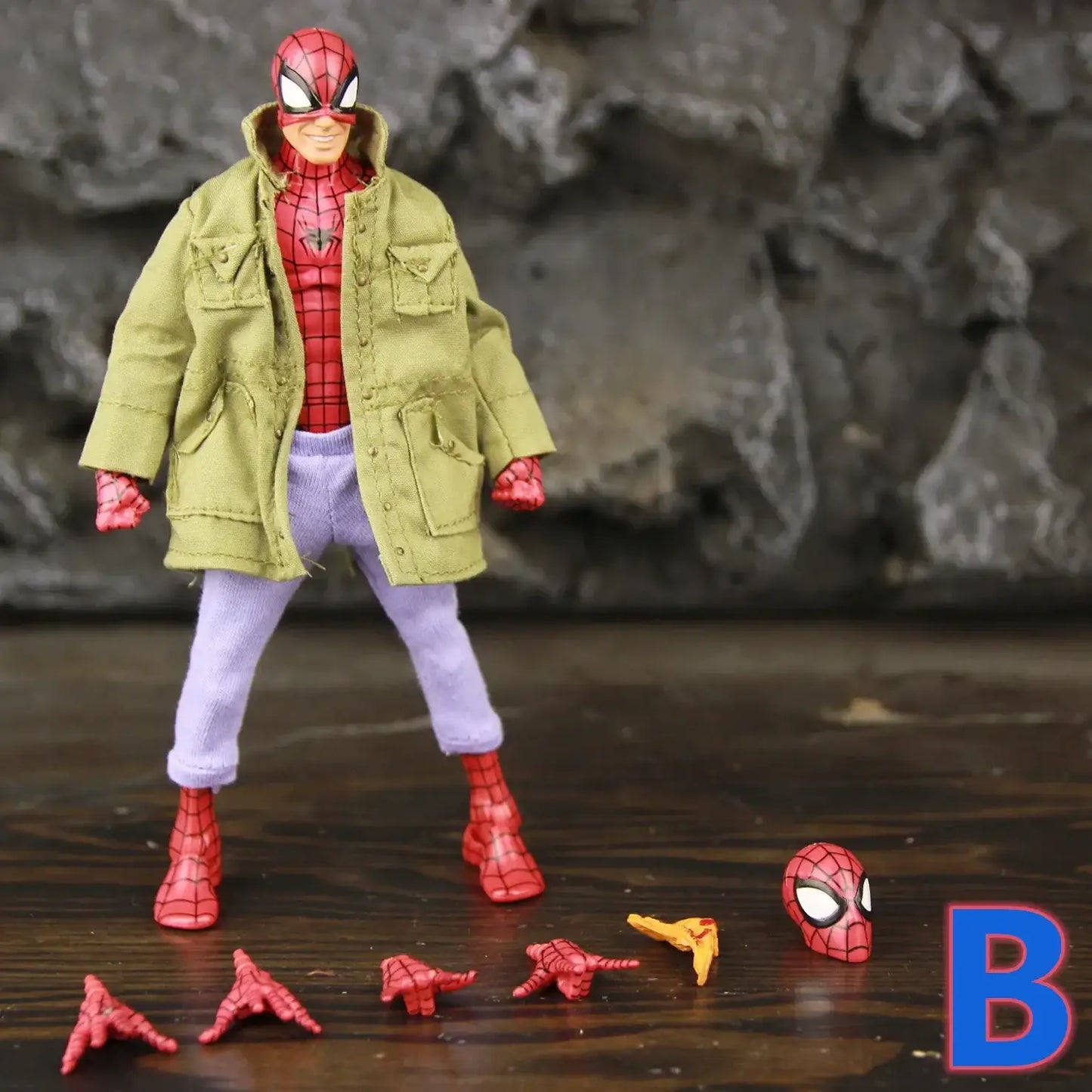 Figurine articulée marvel version classique de spider-man en costume rouge et bleu avec veste verte et pantalon violet